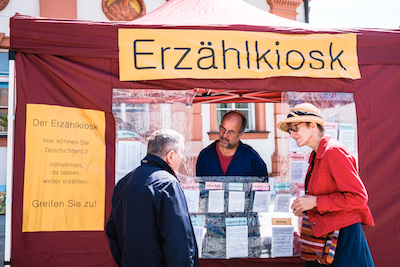 Eine Geschichte wird am Kiosk erzählt